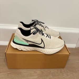 Nike White and Mint Running Shoes